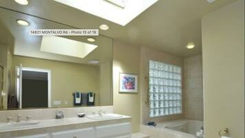 Haartrockner, Handtücher, Seife, Toilettenpapier