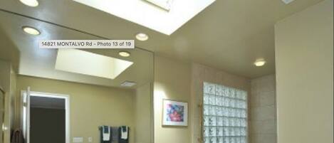 Sèche-cheveux, serviettes fournies, savon, papier toilette