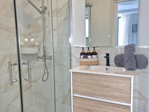 Ducha, secador de pelo, toallas