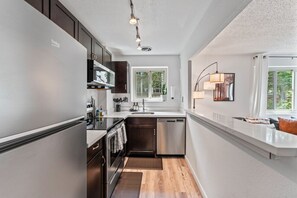 Fridge, microwave, oven, stovetop - Condo Steps to Convention Center (Seattle)