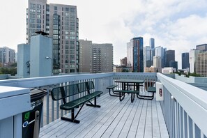 Outdoor dining - Condo Steps to Convention Center (Seattle)