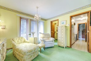 TV, peis, bøker og stereoanlegg