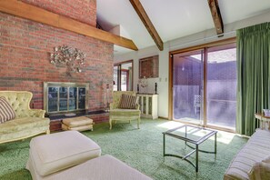 TV, fireplace, books, stereo