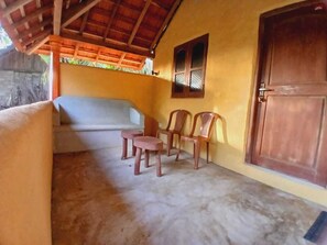 Chambre Double Confort, patio, vue partielle sur la mer | Bureau, fer et planche à repasser, Wi-Fi gratuit, draps fournis
