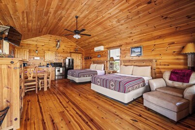 Enchanted Rockview Cabin 4 | Accessible | 2 Queens