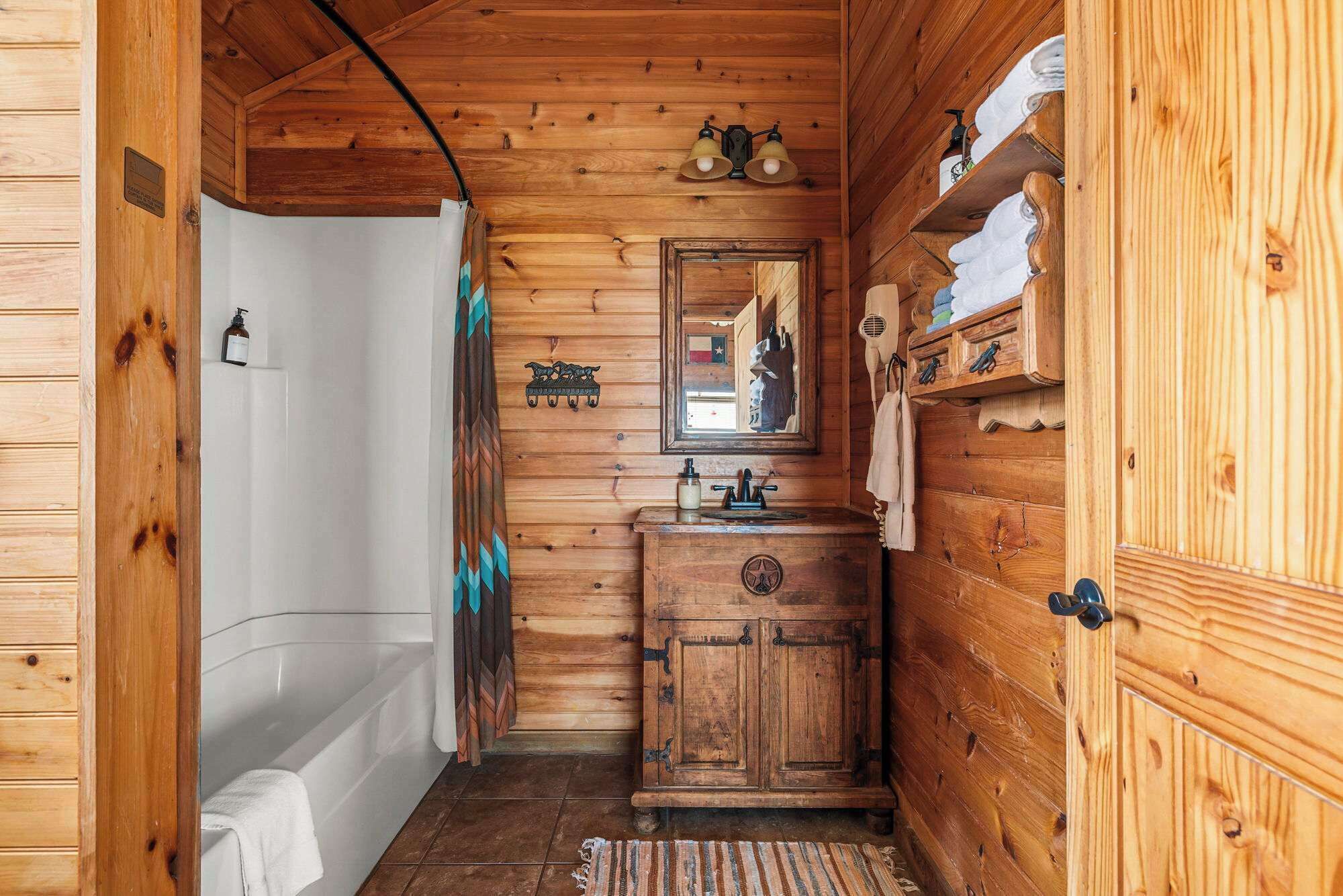 Douche, séchoir à cheveux, serviettes fournies