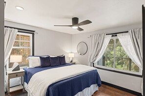 4 slaapkamers, een bureau, een strijkplank/strijkijzer, reisbedje