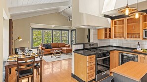 Una cocina moderna con una isla central, electrodomésticos integrados y armarios de madera.