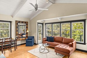 Televisie, een open haard en een kantoor