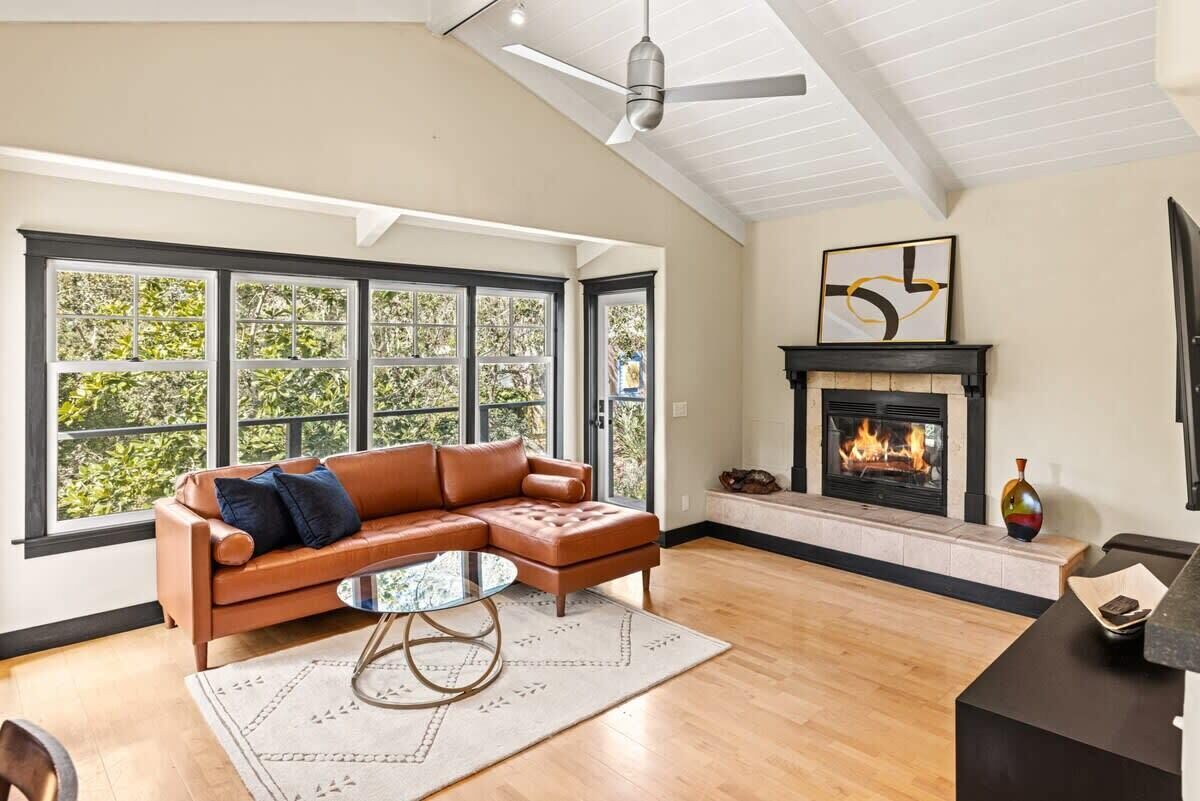 Una televisión, una chimenea, una oficina