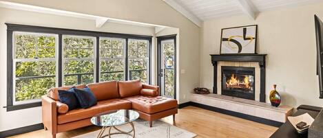 Televisie, een open haard en een kantoor