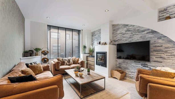 A modern living room with a sofa set, a coffee table, and a fireplace. - Maison La Roussette - in the heart of Nieuwpoort (Nieuwpoort)