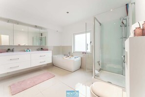 Dusche, kostenlose Toilettenartikel, Haartrockner, Handtücher
