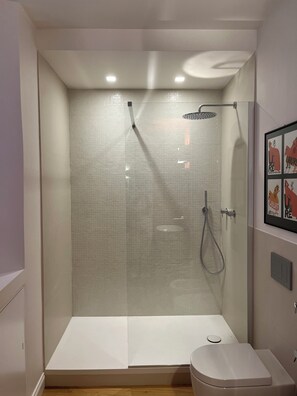 Dusche, Bidet, Handtücher, Seife