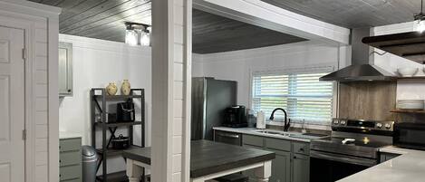 冰箱、微波炉、烤箱、炉灶