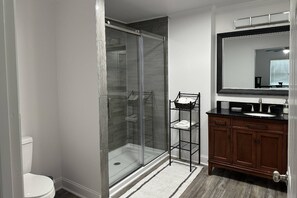 Douche, sèche-cheveux, shampoing