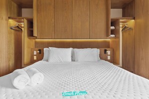 1 bedroom, desk, WiFi, bed sheets