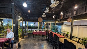 包含每日当地美食早餐