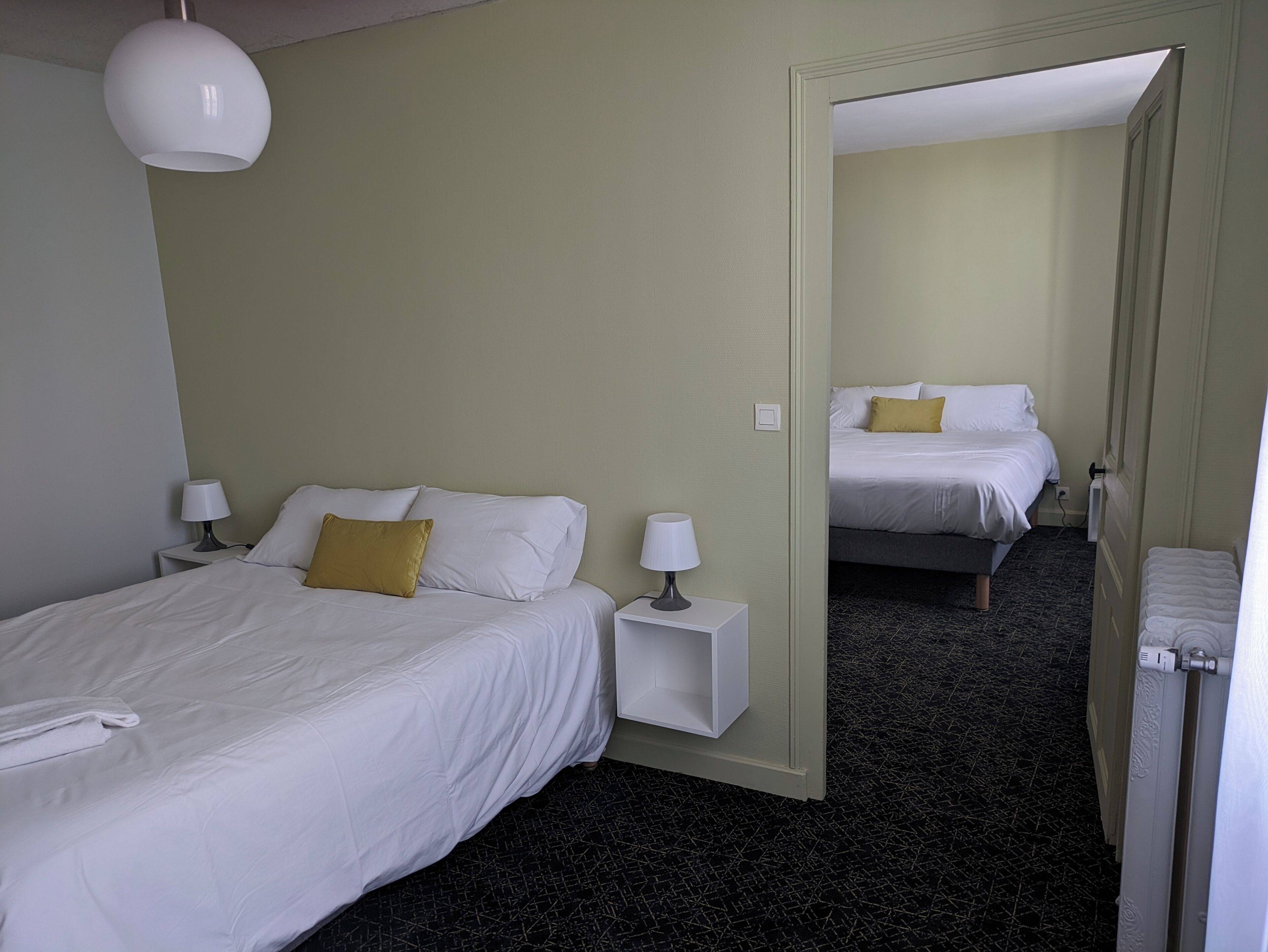 经典四人房 | 办公桌、免费 WiFi