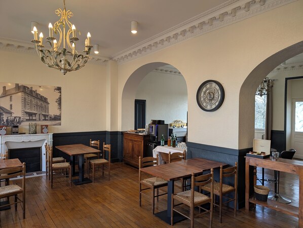 Daily buffet breakfast (EUR 10 per person) - Hôtel Le Millésime (Meymac)