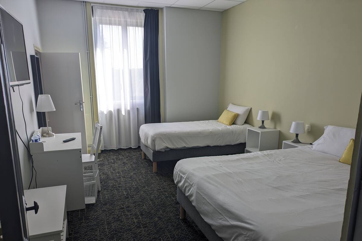 Desk, cribs (free), WiFi (free), bed sheets