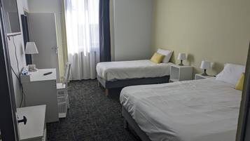 Classic Triple Room | Desk, free WiFi