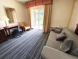 Escritorio y espacio para trabajar con laptop 