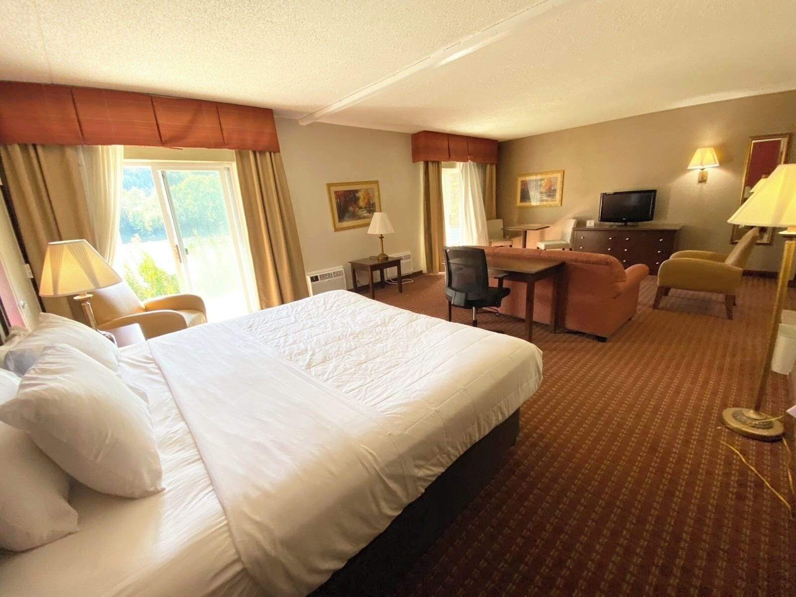 Deluxe Studio, 1 Queen Bed with Sofa bed, Non Smoking | Desk, laptop workspace, iron/ironing board, free WiFi