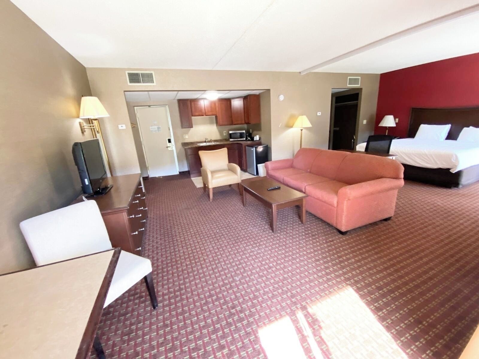 Deluxe Studio, 1 Queen Bed with Sofa bed, Non Smoking | Living area | 40-inch Smart TV with cable channels