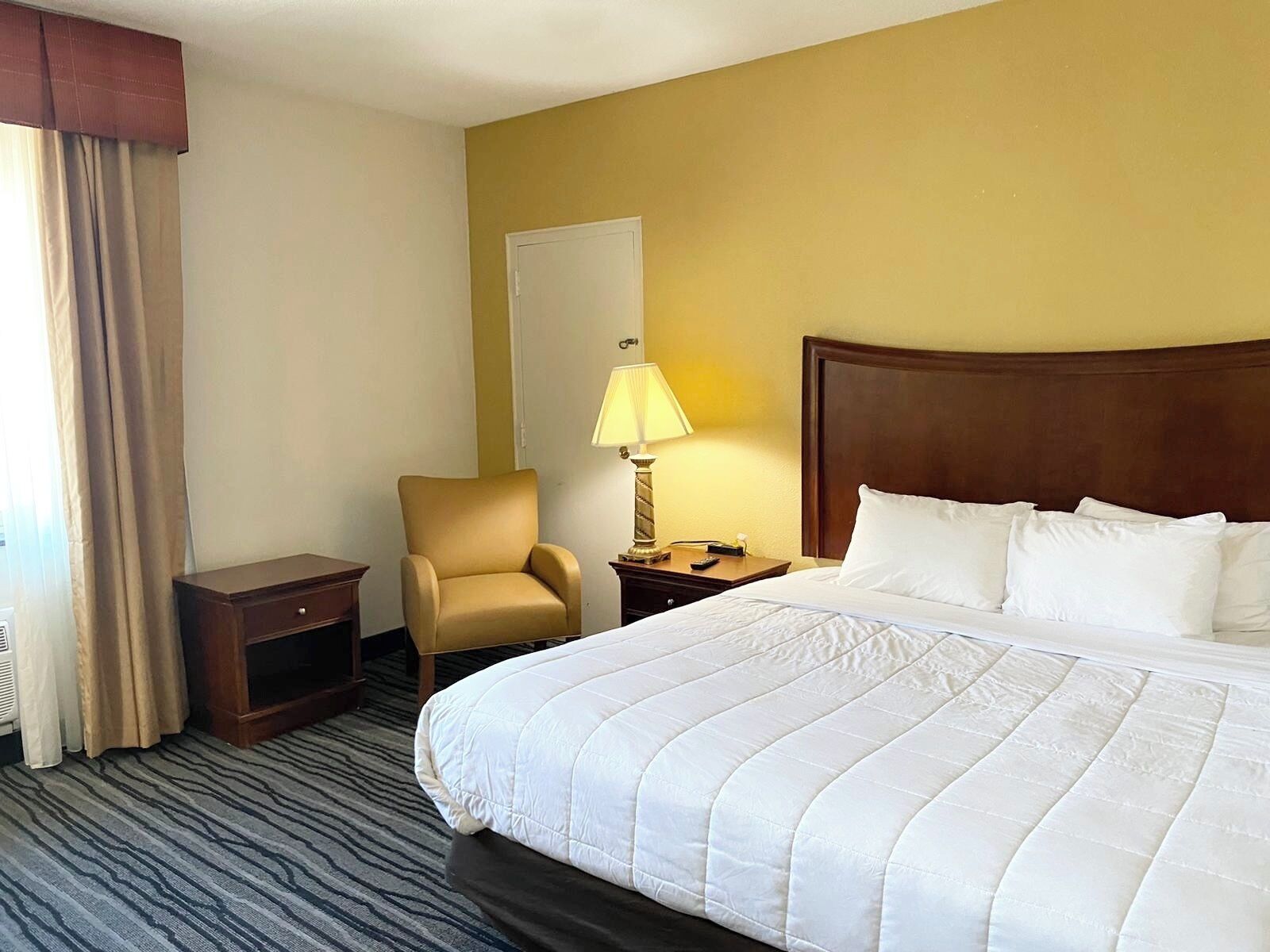 Classic Room, 1 King Bed, Non Smoking | Desk, laptop workspace, iron/ironing board, free WiFi