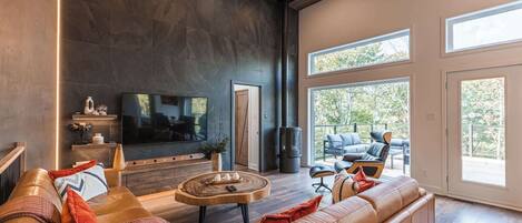 Télévision, cheminée, livres