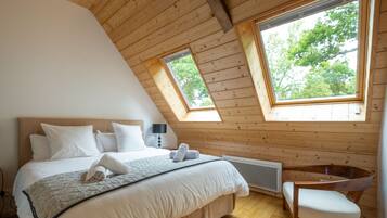 5 bedrooms, travel crib, WiFi, bed sheets