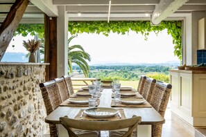 Dining - L'ensemble de la Ferme Bourdasse Pour 10 Personnes (Saucède)