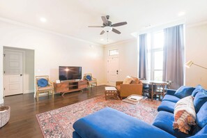 TV, caminetto, studio