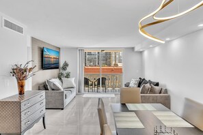 Smart TV, books - Coastal Paradise: 2 Bed, 2 Bath Condo in Hallandale Beach, South East Florida (Hallandale Beach)