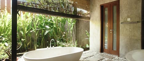 Regadera, secadora de cabello, bidet, toallas