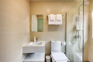Studio, 1 Queen Bed | Bathroom | Shower, rainfall showerhead, eco-friendly toiletries, hair dryer - Habyt Kada at Maxwell (Singapore)