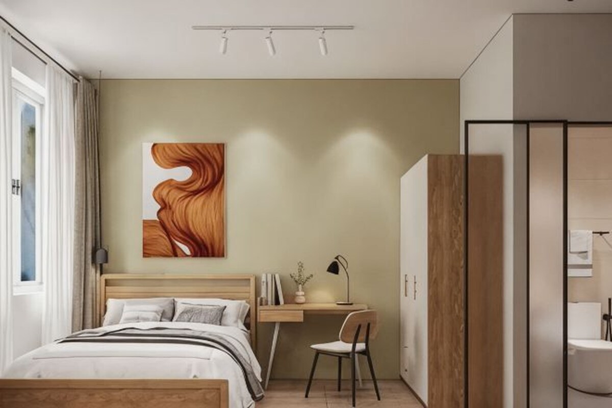 Quarto com cama, escrivaninha, cadeira e obra de arte na parede.