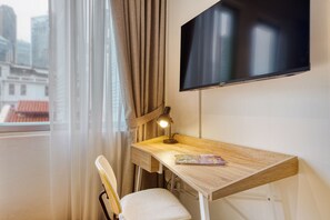 Hypo-allergenic bedding, in-room safe, desk, blackout drapes - Habyt Kada at Maxwell (Singapore)