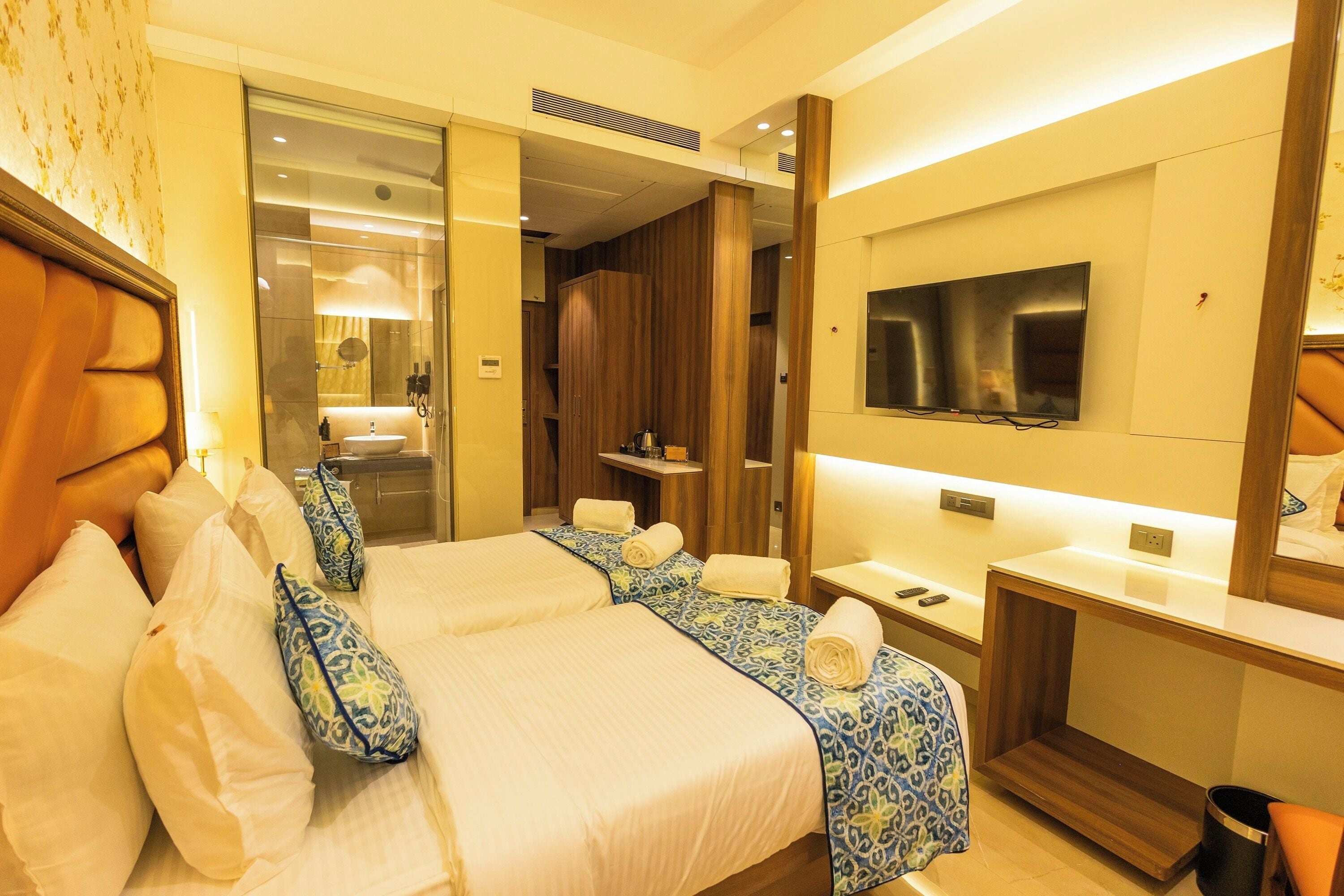 ميني بار وخزنة داخل الغرفة ومكواة/لوح كي وواي فاي مجانًا