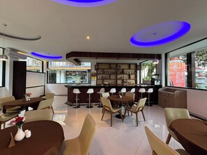 Outdoor dining - Edotel Greenland Hotel (Abiansemal)