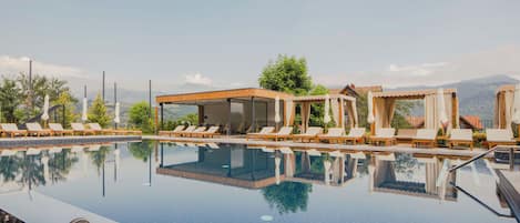Piscina all'aperto, ombrelloni da piscina, lettini