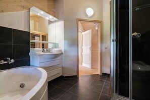 Shower, hair dryer - Appealing chalet with hot tub (Kreischberg Murau)