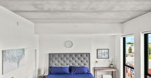 2 habitaciones, escritorio y tabla de planchar con plancha 
