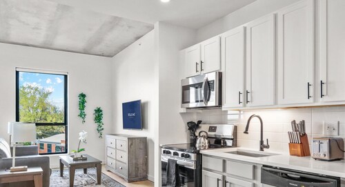 Reluxme|European Flat Near Uptown King Bed + Views