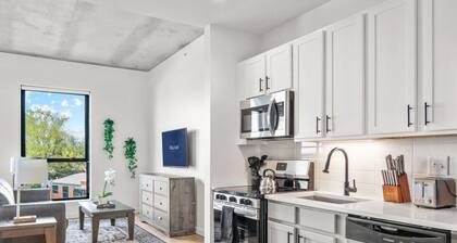 Reluxme|European Flat Near Uptown King Bed + Views