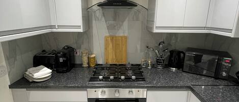 Frigorífico, microondas, horno y cafetera o tetera