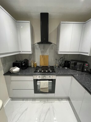 Fridge, microwave, oven, coffee/tea maker - Luxury 3 bed house 10mins walk from Dartford town centre, fully refurbished (Dartford)