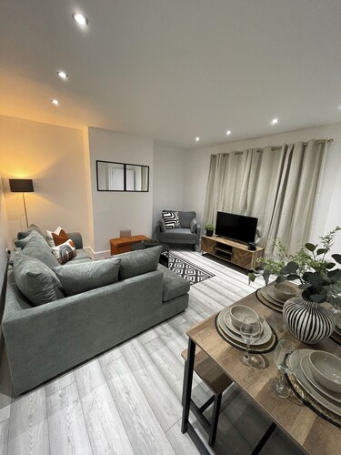 Luxury 3 bed house 10mins walk from Dartford town centre, fully refurbished