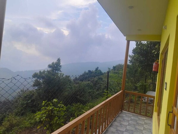 A balcony with a view of a mountainous landscape. - Hill Top Eco Resort (Kalsi)